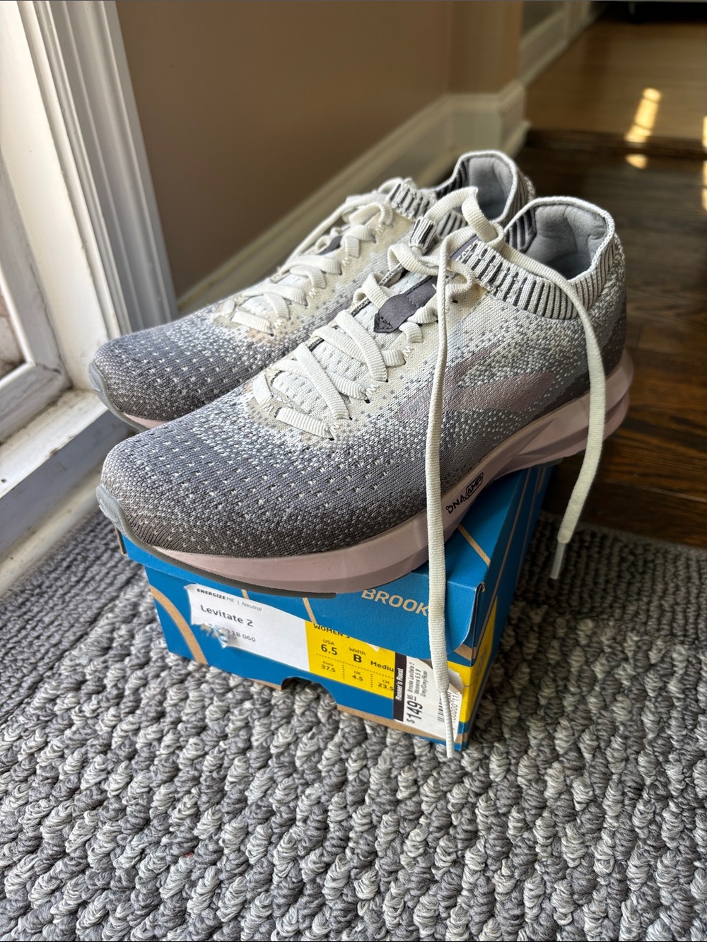 NWT brand new never worn Brooks Levitate 2 Women’s Running Shoes - White & Gray